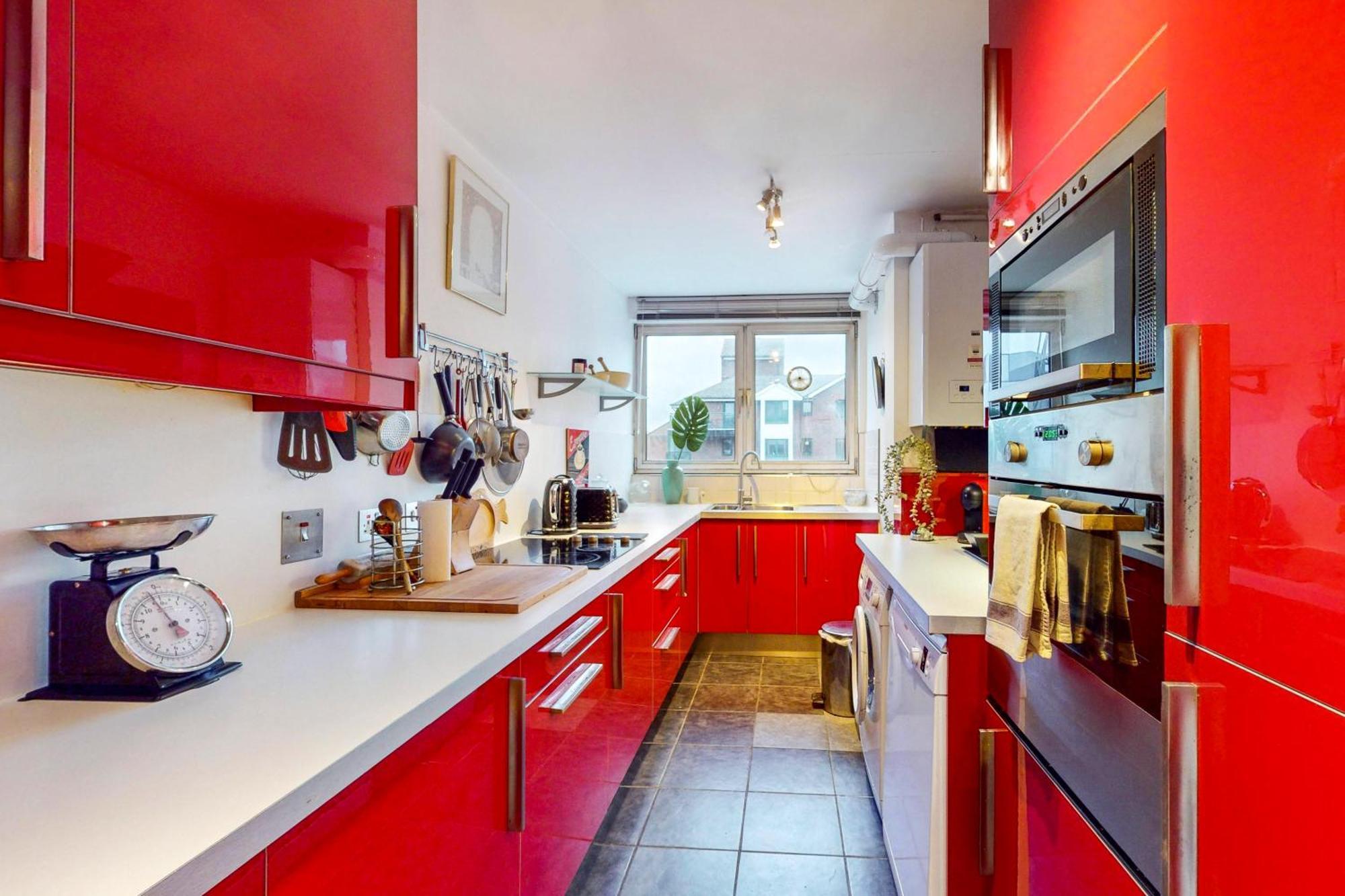 1bed Flat With Parking And Balcony With View Of The Wharf