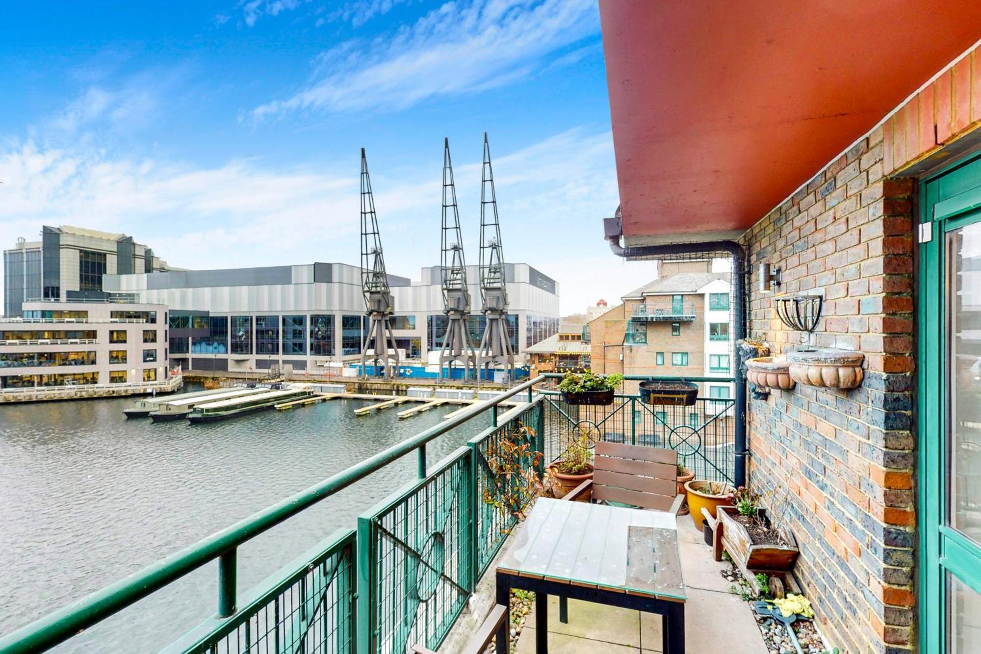 1bed Flat With Parking And Balcony With View Of The Wharf *