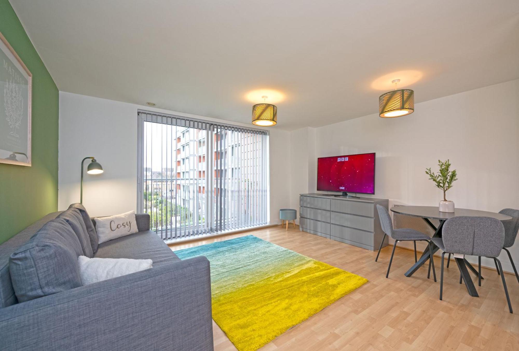 Grand Apartments Kew Gardens Apartment *