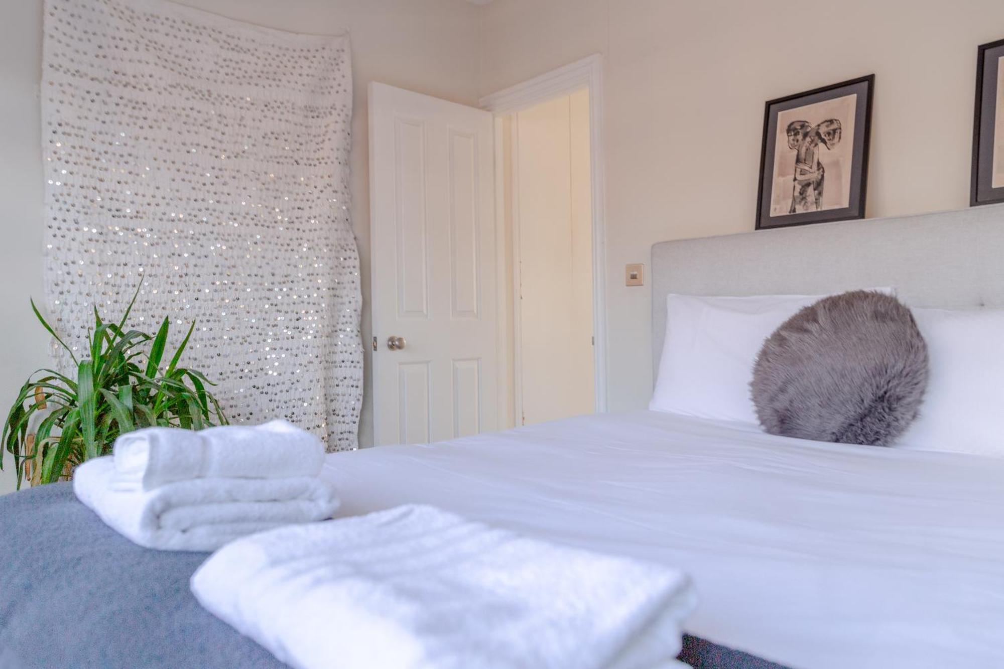 Airy & Modern 1bd Flat In Maida Vale London