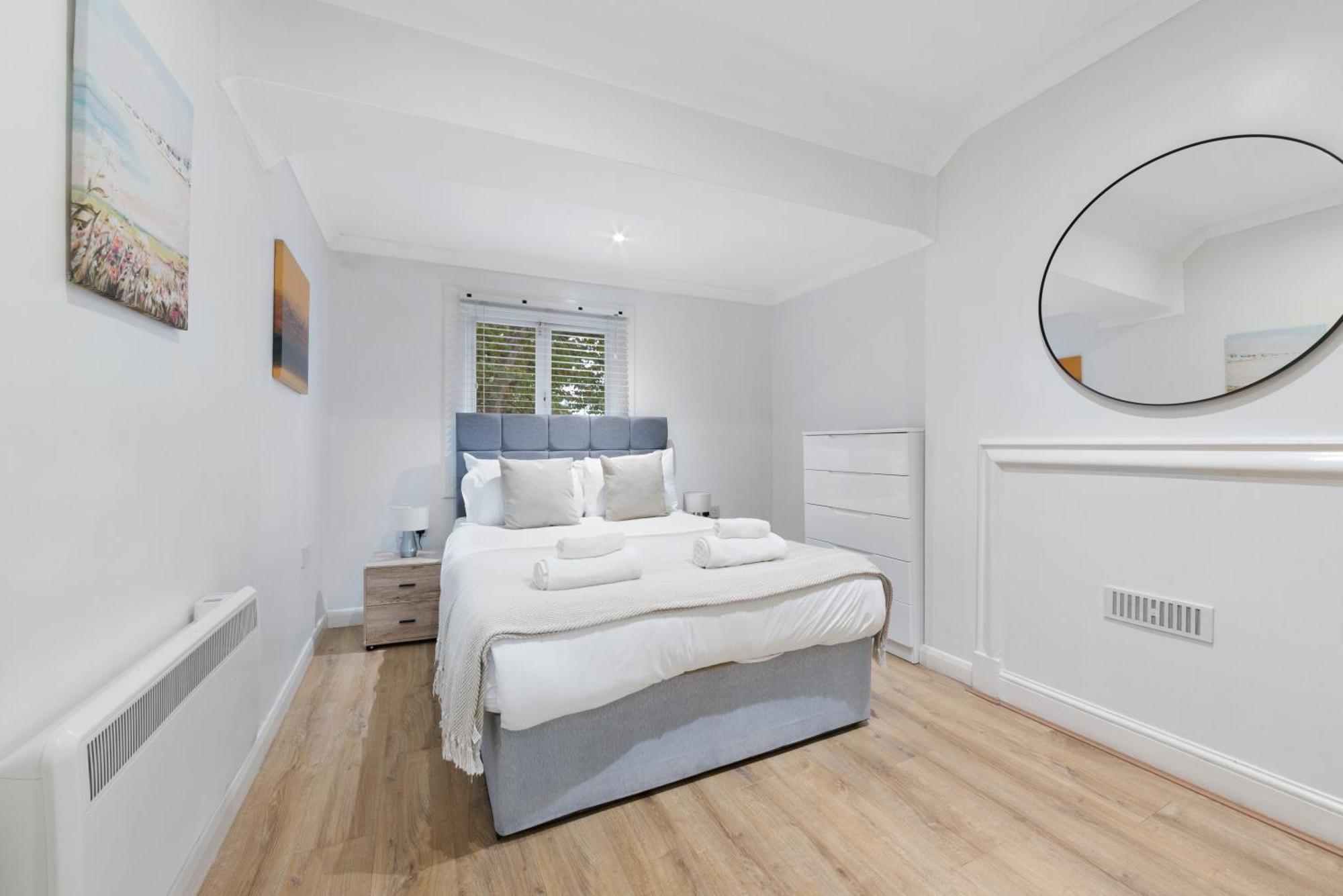 2 Bed Piccadilly 4 Apartment London
