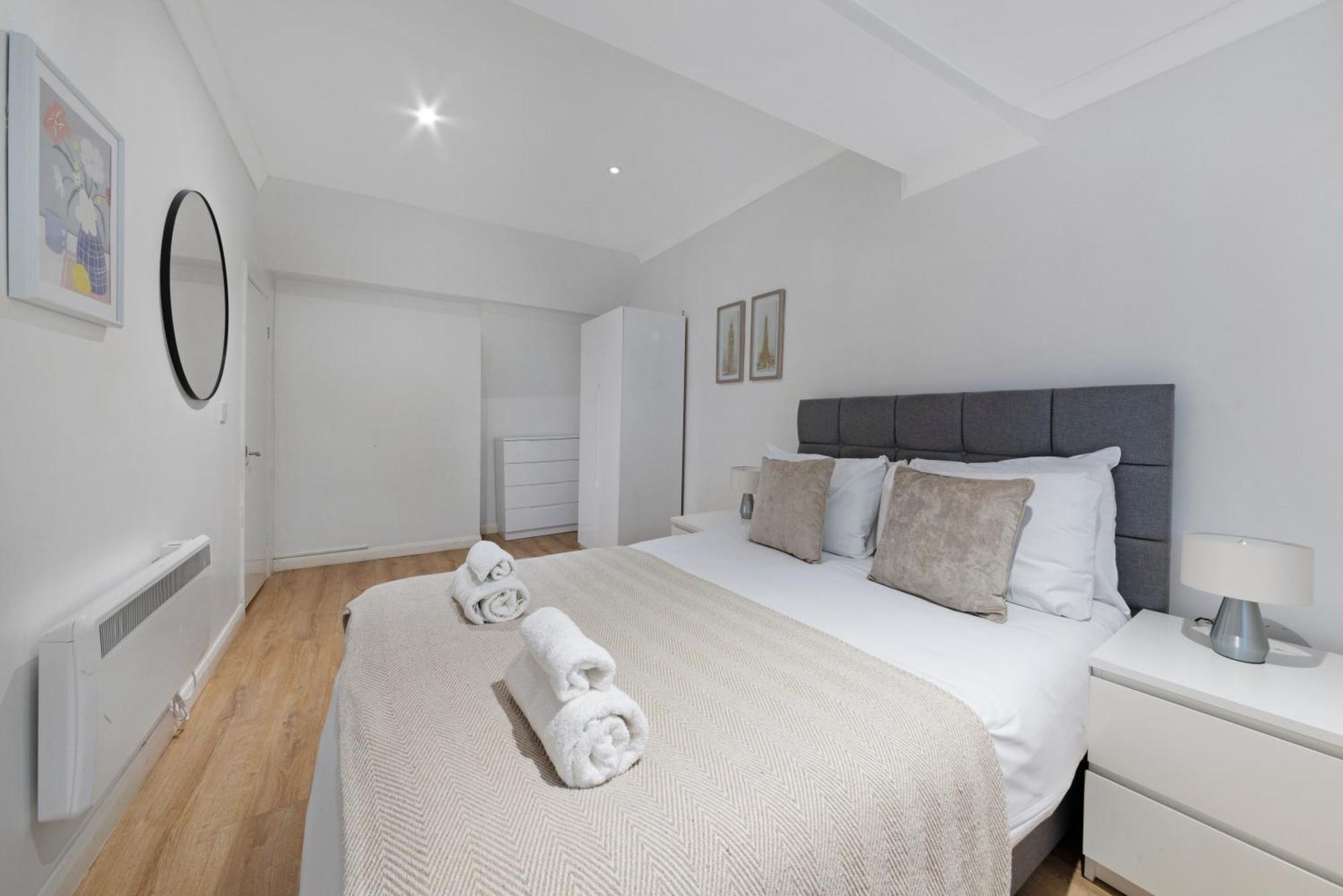 2 Bed Piccadilly 4 Apartment London