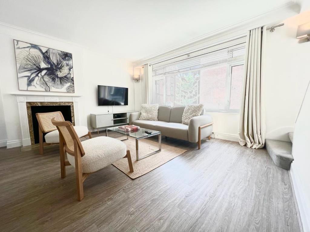 Split Level 2 Bed Apartment- Mayfair Lägenhet London
