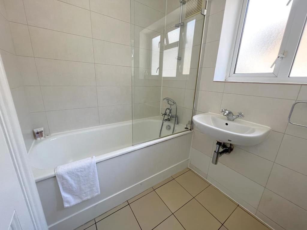 Split Level 2 Bed Apartment- Mayfair Lägenhet