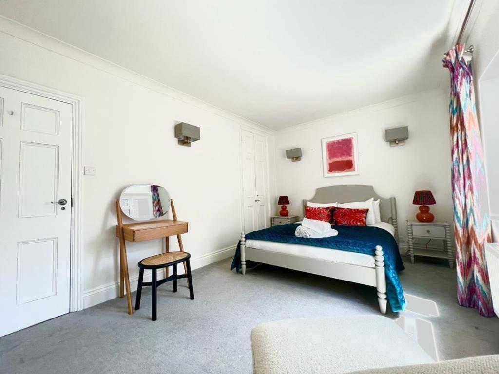 Split Level 2 Bed Apartment- Mayfair Lägenhet