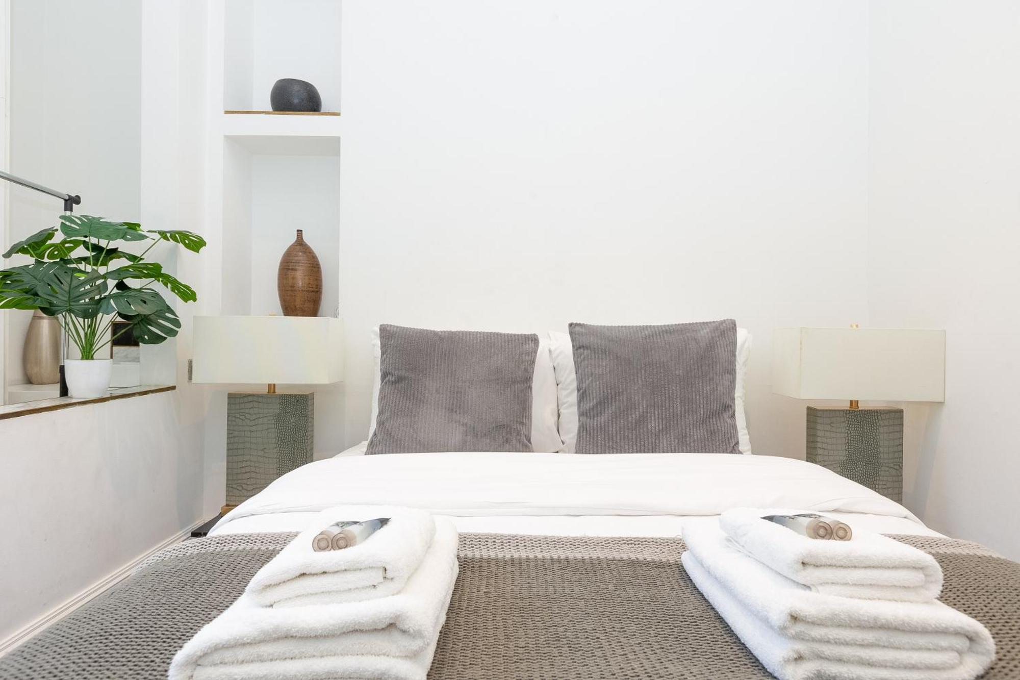 Lovely 2br Flat In Kensington, 2 Minutes Tube Lägenhet *