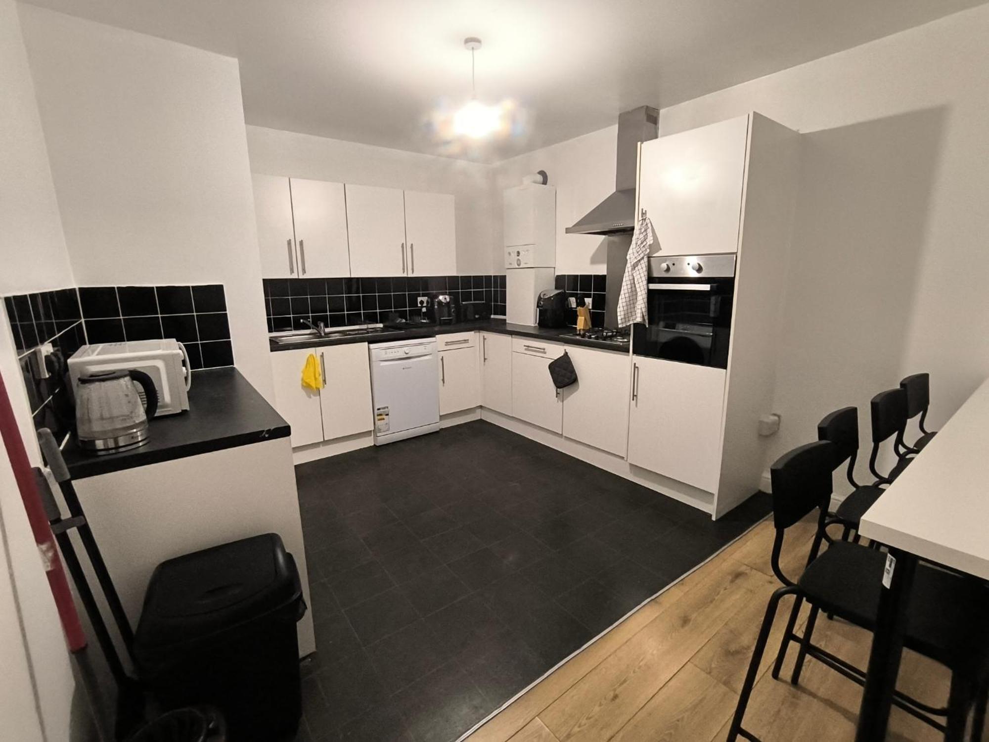 Guest house 4 Person 3min From South Wimbeldon Tube Station Room2 *