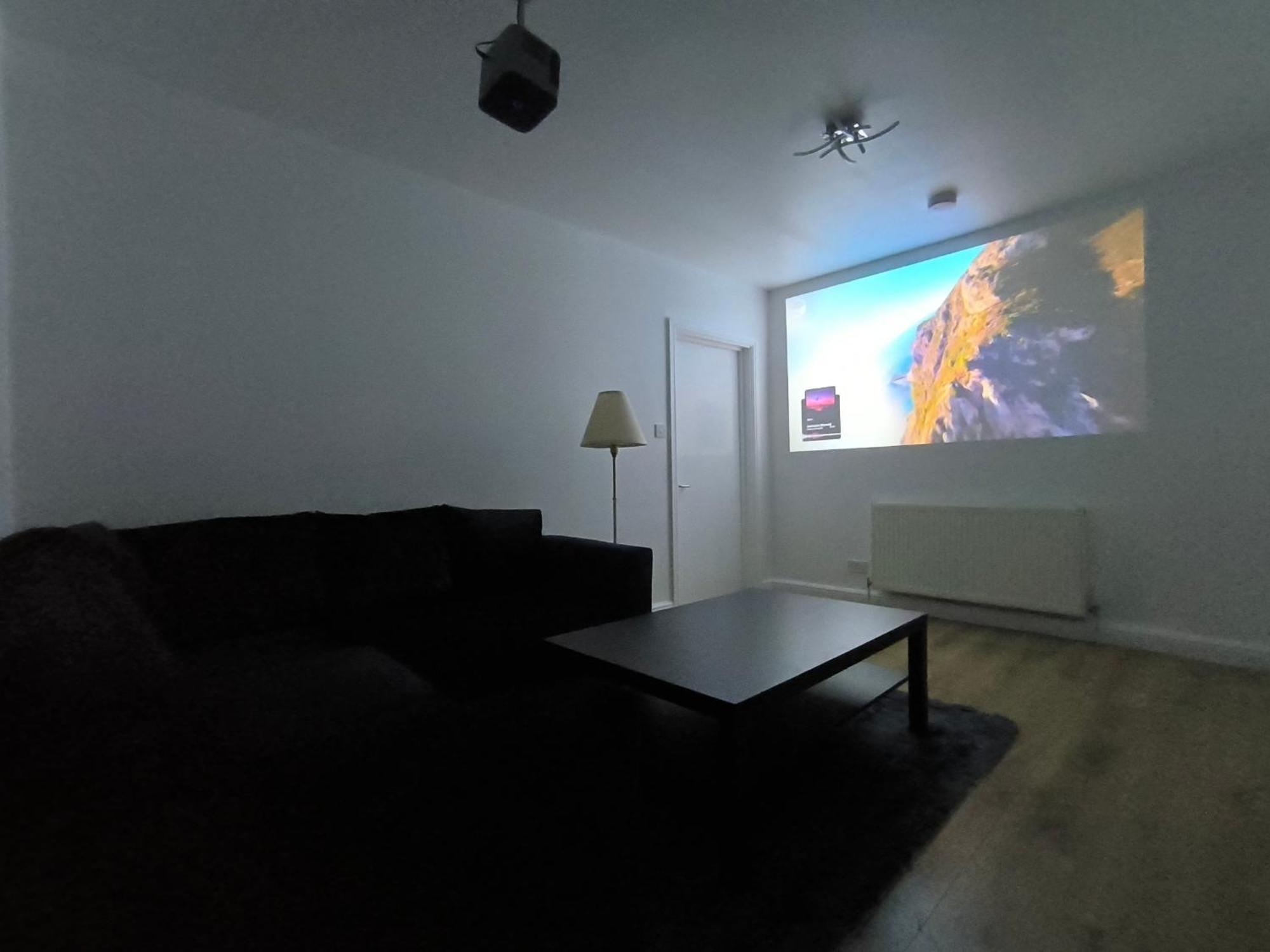 Guest house 4 Person 3min From South Wimbeldon Tube Station Room2 London