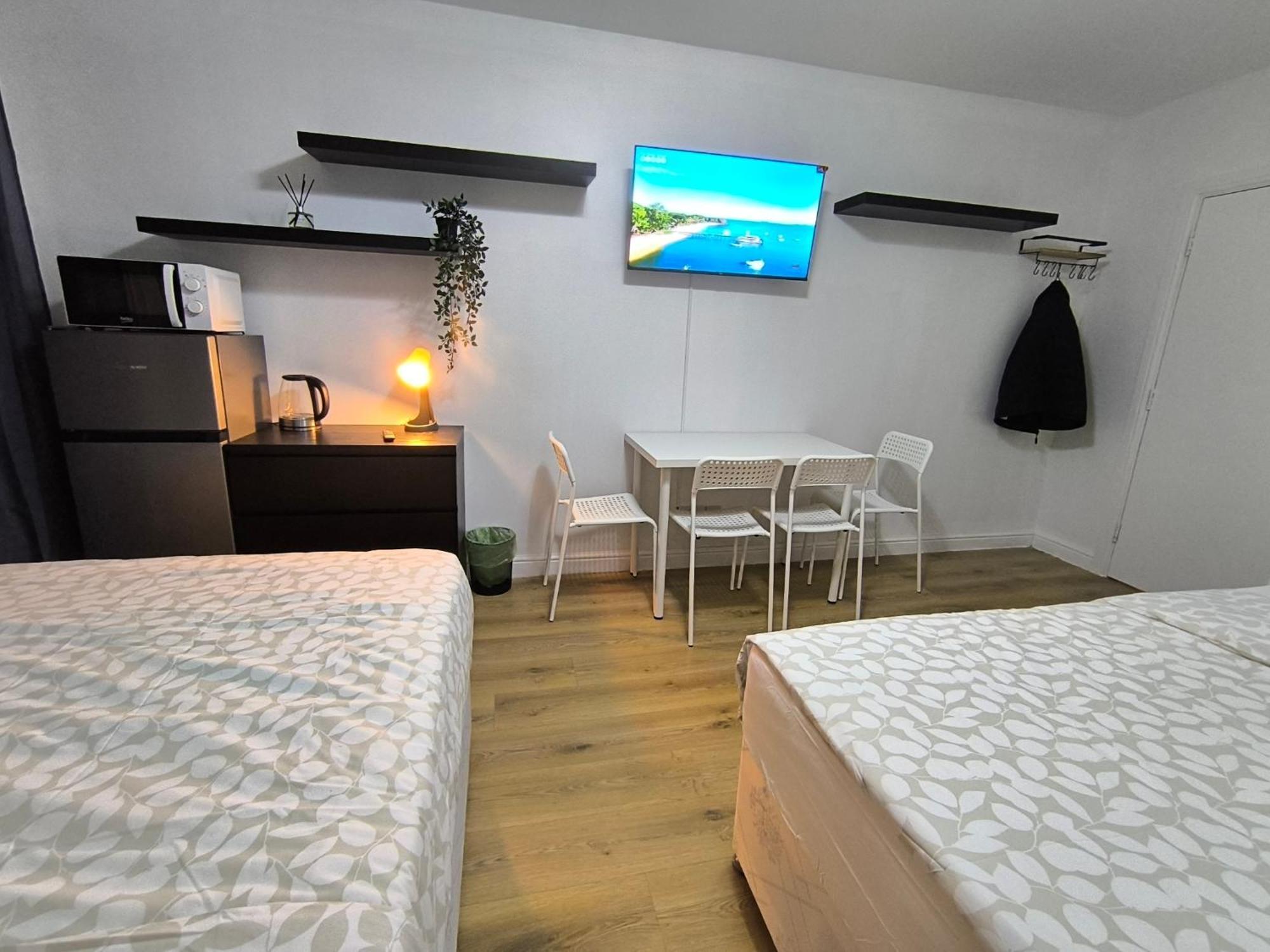 Guest house 4 Person 3min From South Wimbeldon Tube Station Room2 London