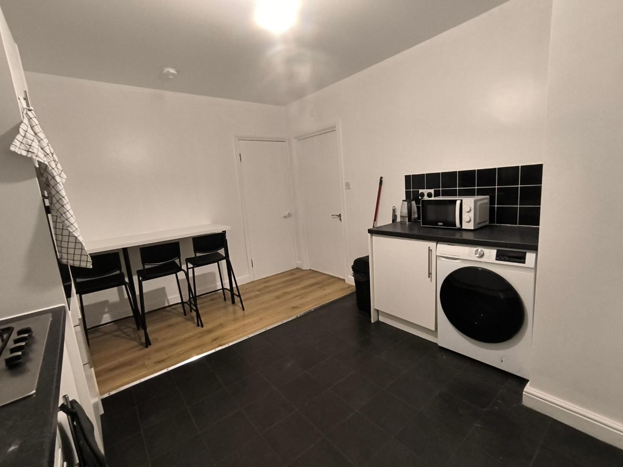 4 Person 3min From South Wimbeldon Tube Station Room2 Guest house *