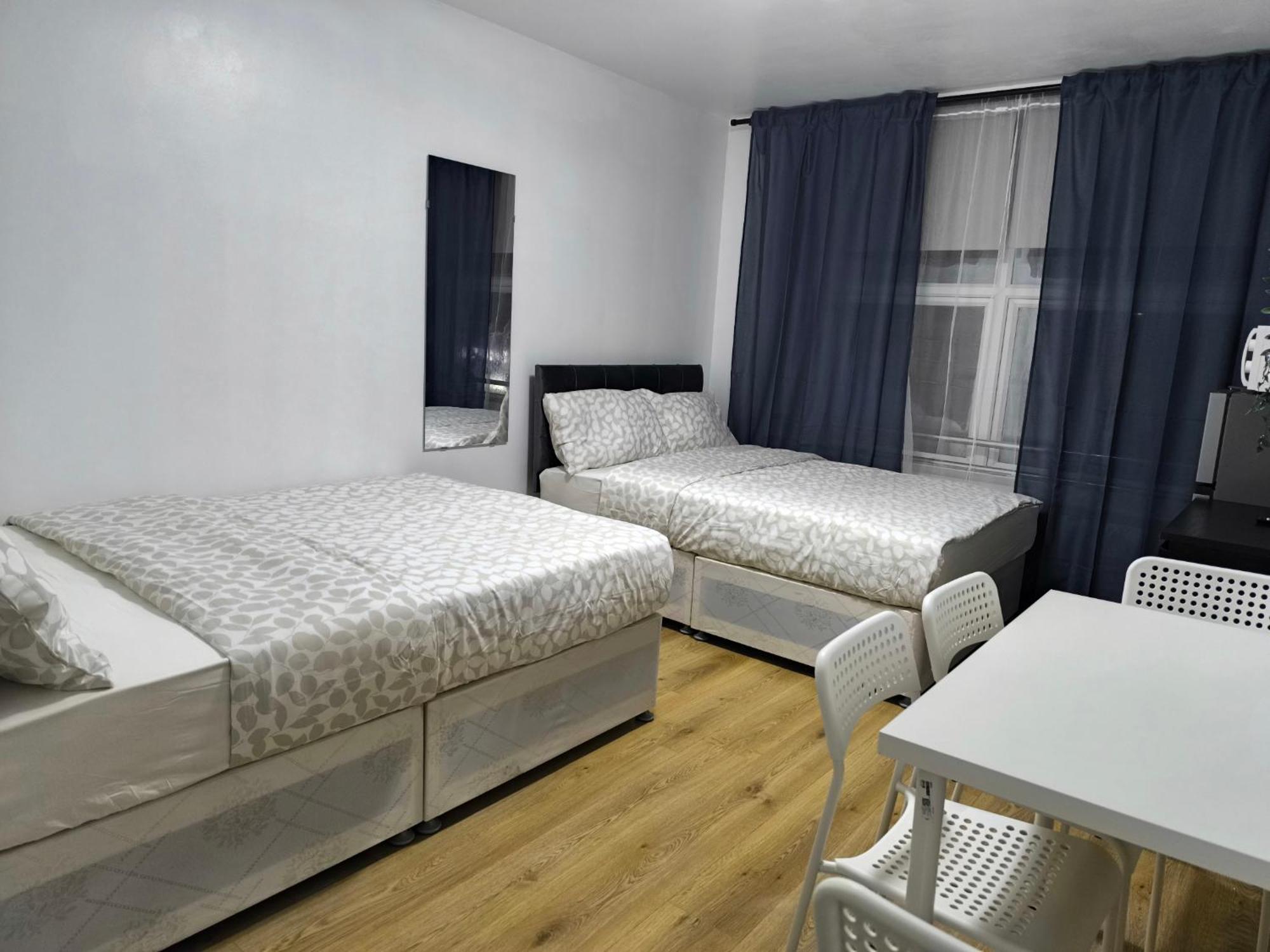 4 Person 3min From South Wimbeldon Tube Station Room2 Guest house London
