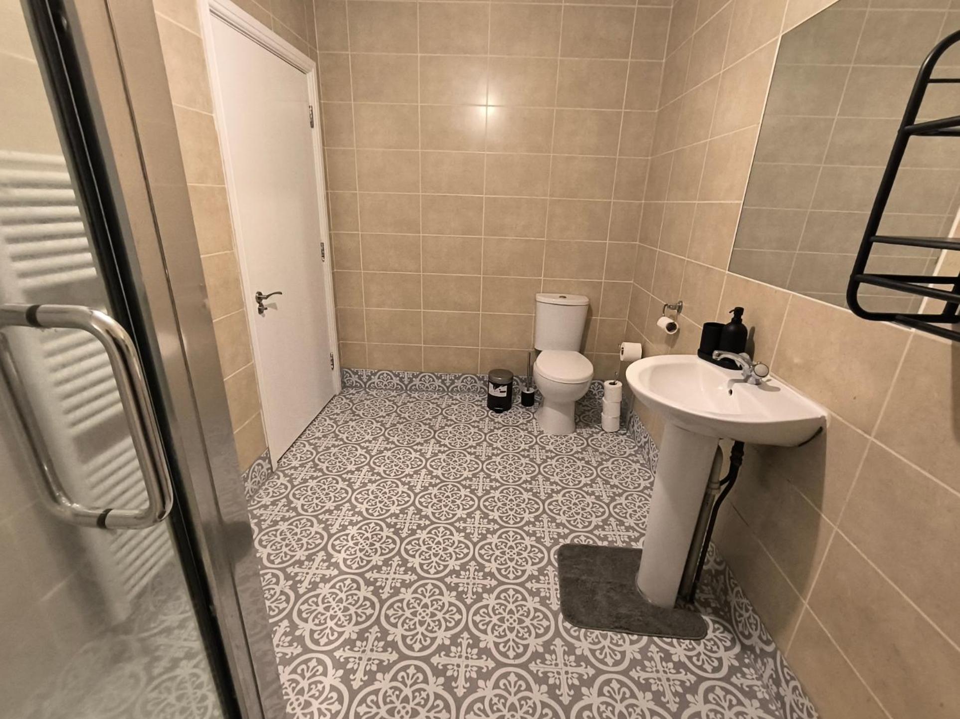 Guest house 4 Person 3min From South Wimbeldon Tube Station Room2 London