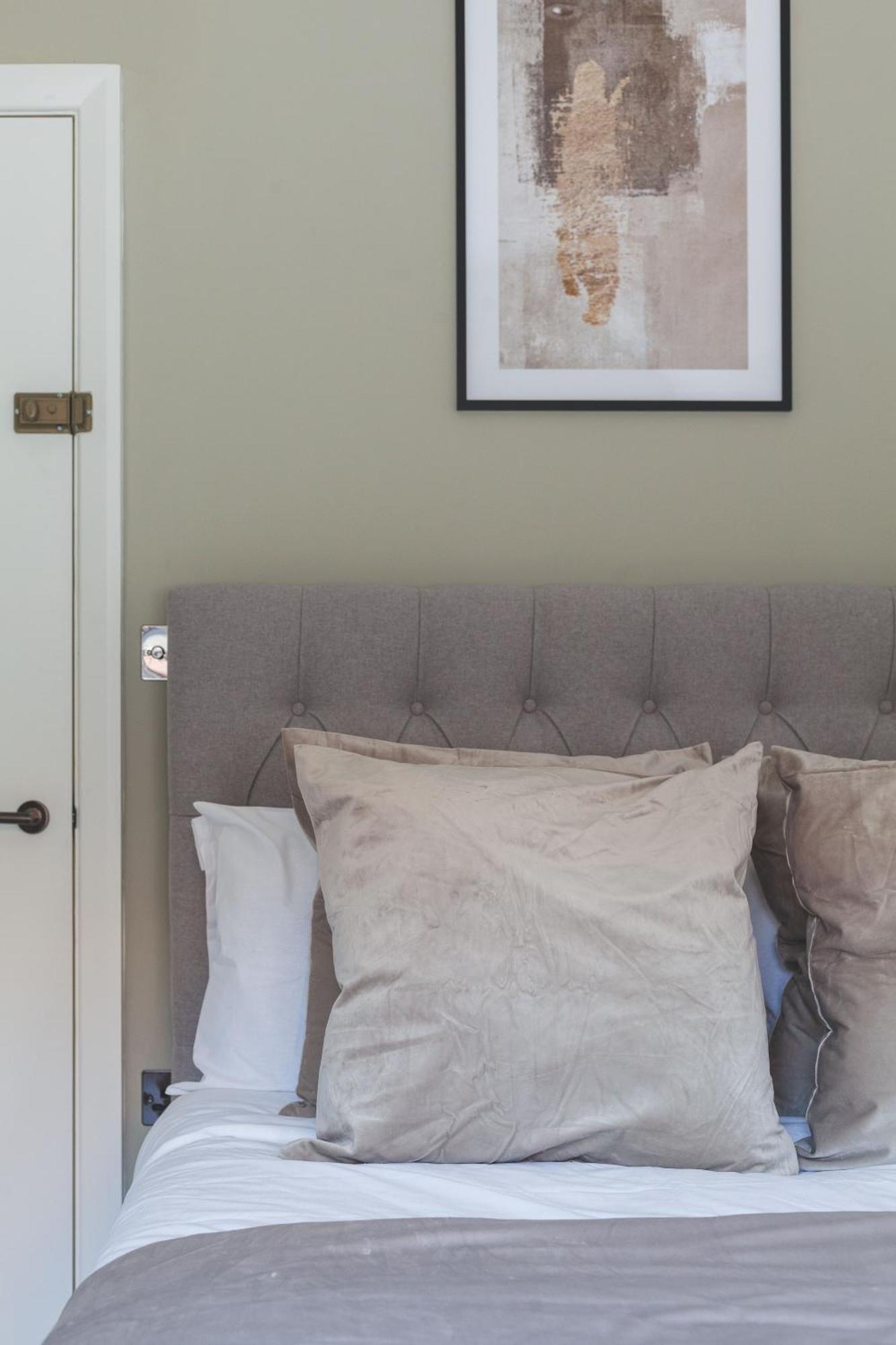 Stunning Available In Luxury House Guest house *