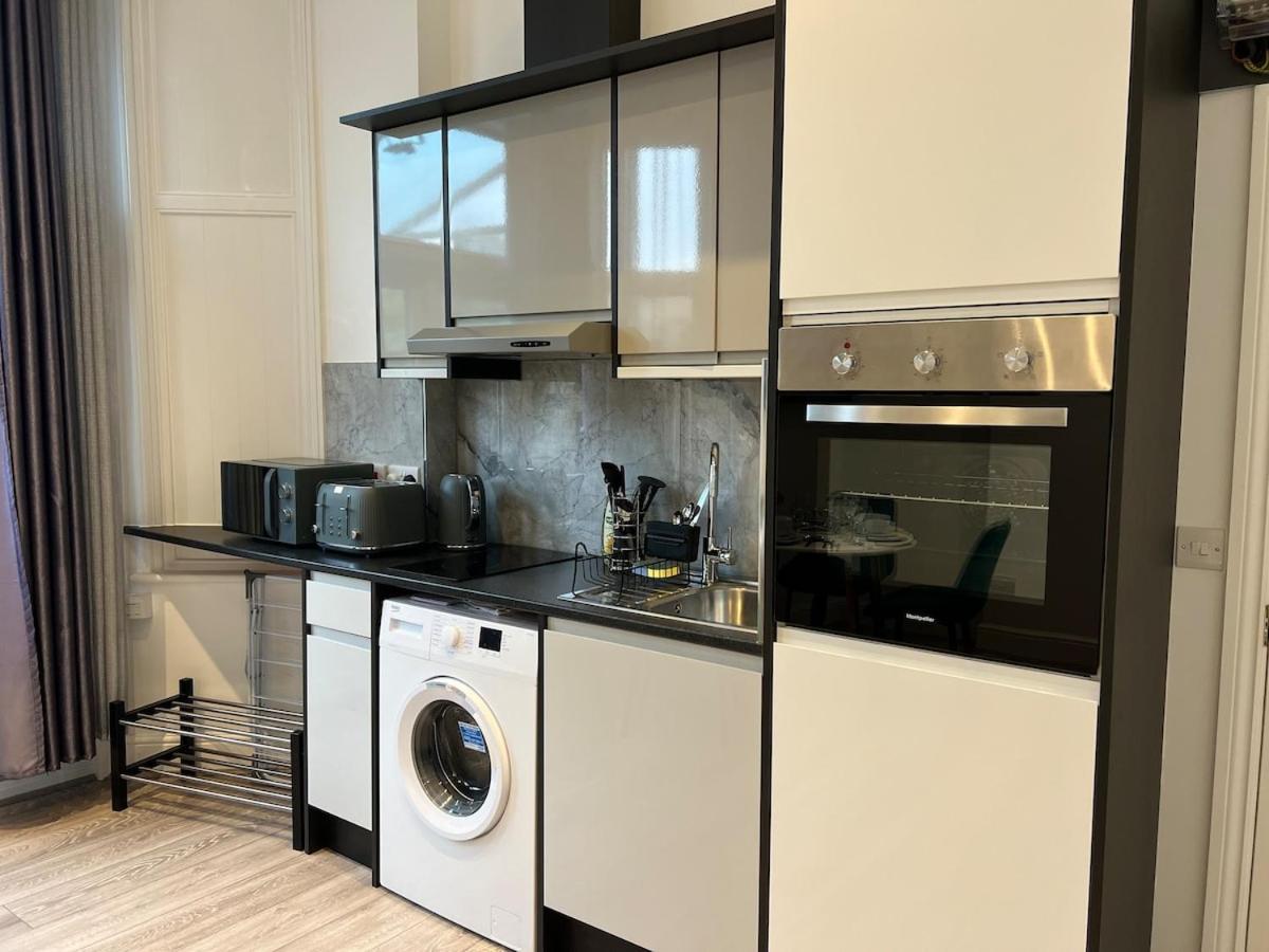 Charming In West Ealing, 12 Mins To By Train, Free Parking, 8-min Walk To Station Apartment