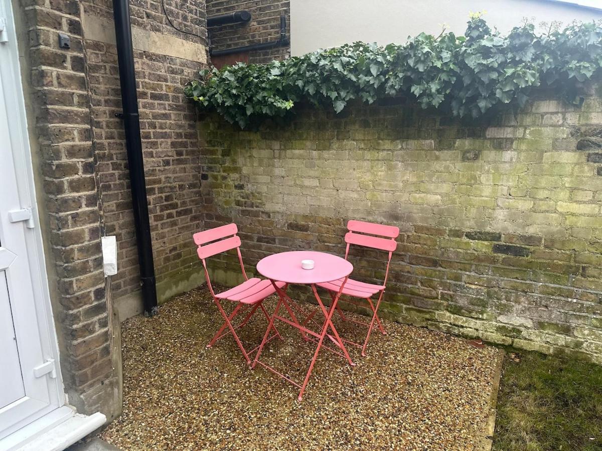 Charming In West Ealing, 12 Mins To By Train, Free Parking, 8-min Walk To Station Apartment London