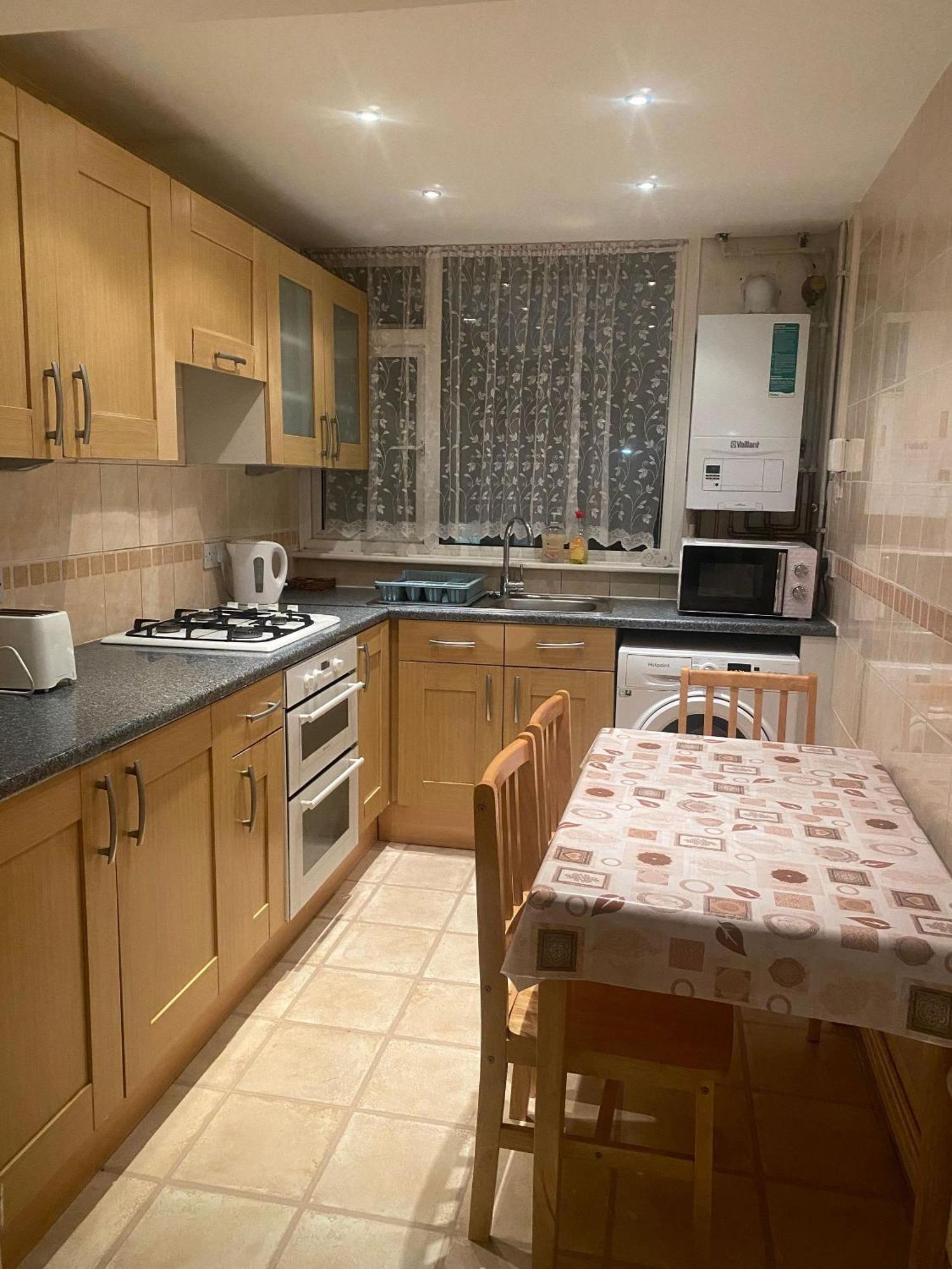 Apartment Charming 4-bedroom In East - Perfect Getaway *