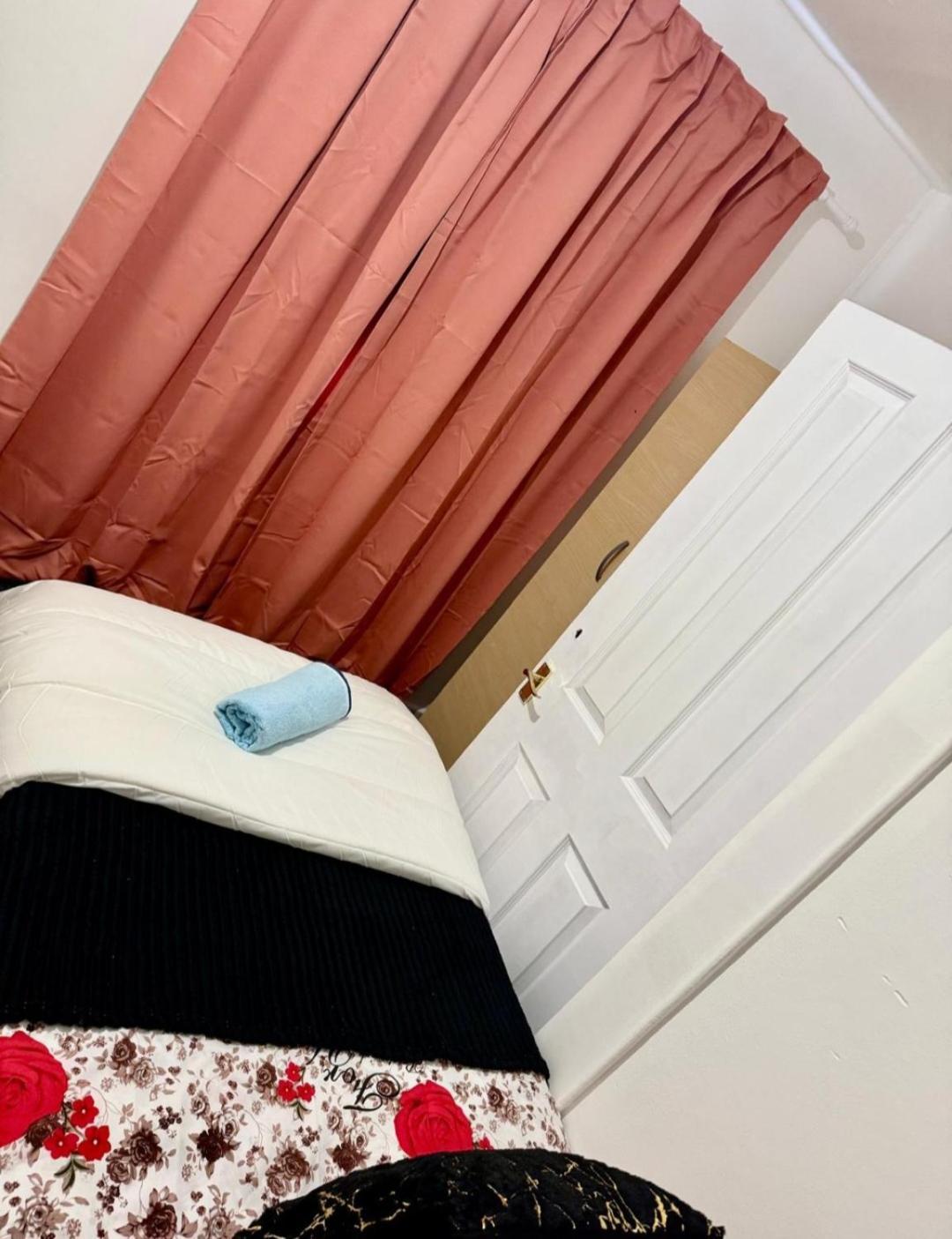 Apartment House Near Greenwich, Free Parking, Free Wifi *