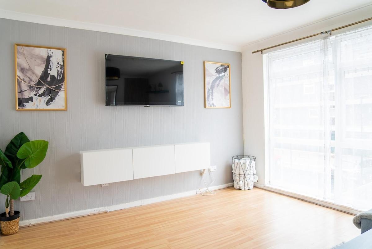 Large Cozy 4 Bedroom House In Hébergement de vacances Londres