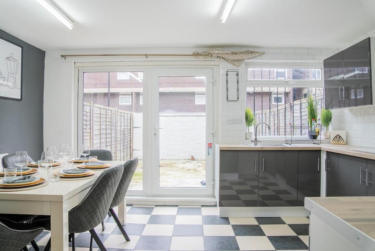 Large Cozy 4 Bedroom House In Hébergement de vacances Londres