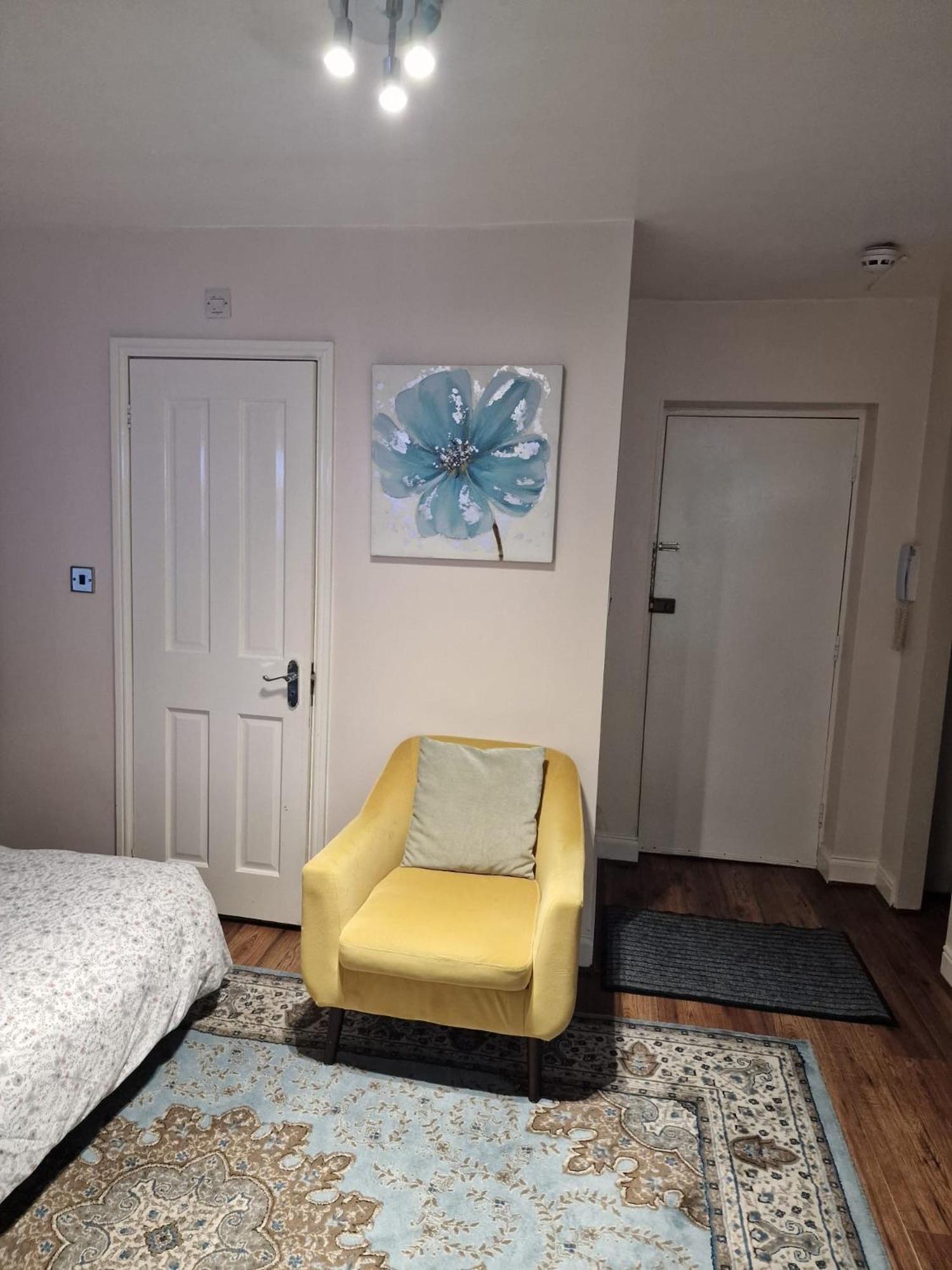 New 1 Bed Flat In Apartment *