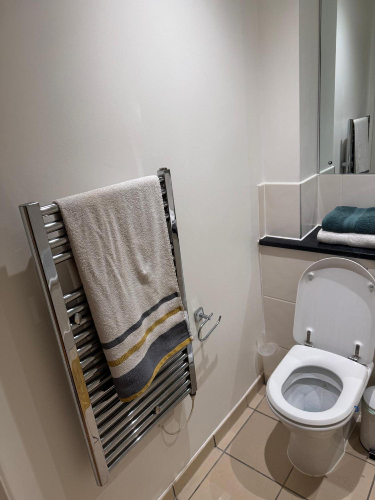 1- Bed Flat With Easy Access To Bow Station Lejlighed