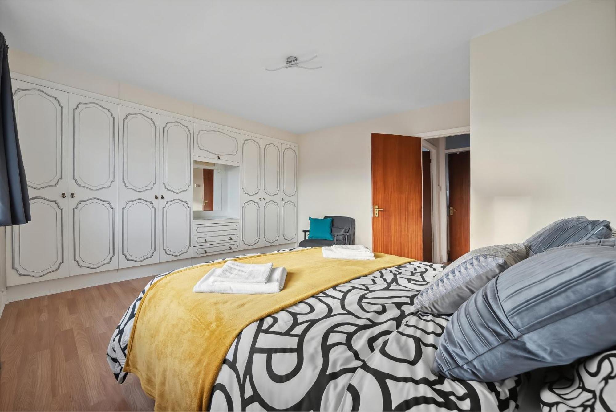 Vichy - Edgware Way 2 Bed Modern Apartment London