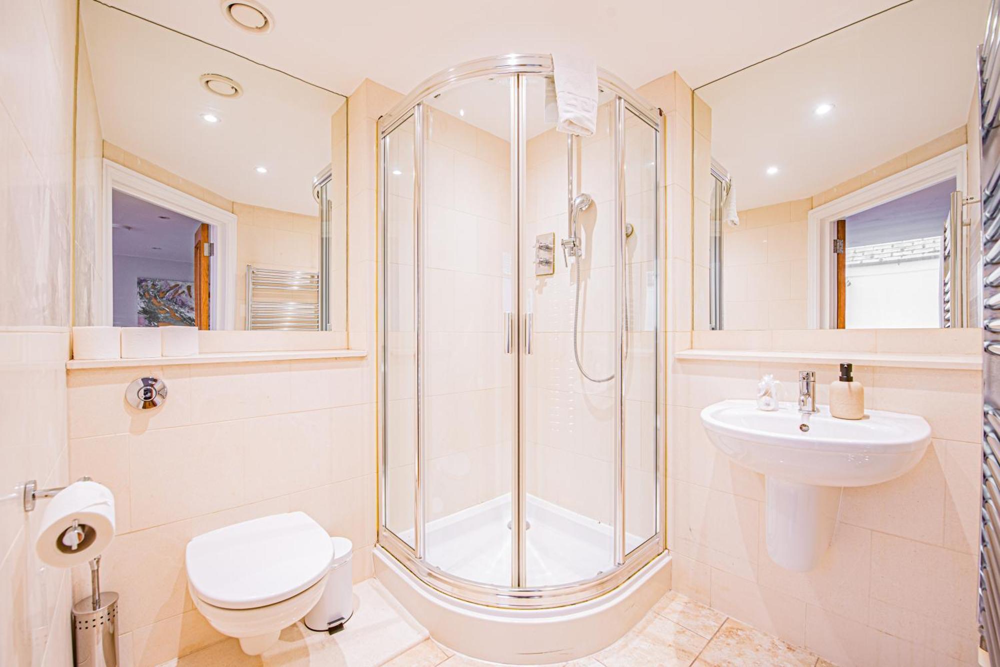 Luxury Mews House With Free Parking London