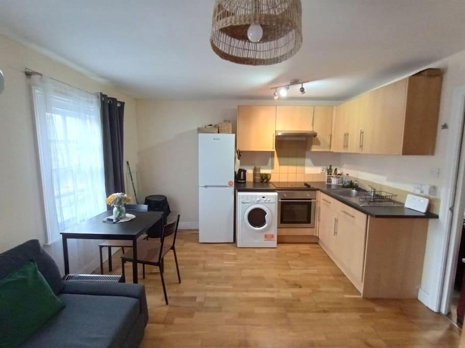 1- Bedroom Flat In London, Sleeps 4, Good Transport Link * Londen