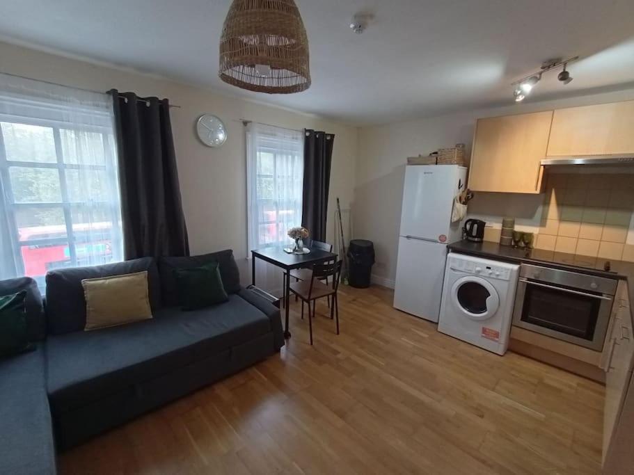 1- Bedroom Flat In London, Sleeps 4, Good Transport Link Lejlighed London