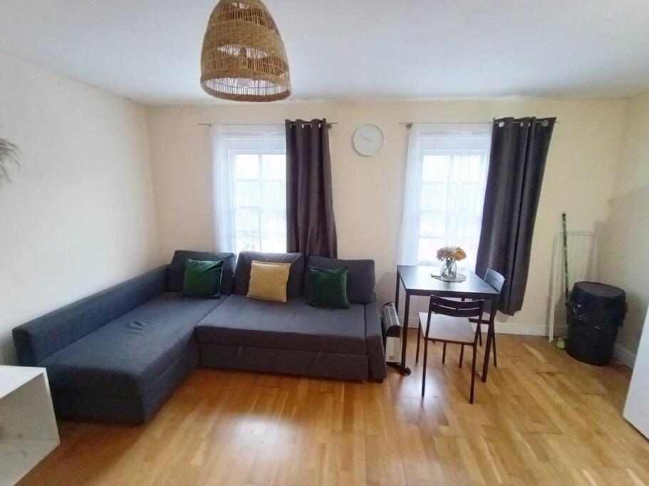 1- Bedroom Flat In London, Sleeps 4, Good Transport Link Londen