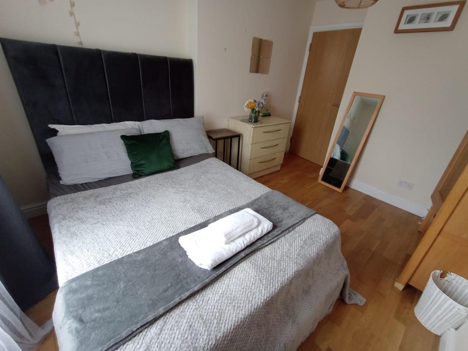 1- Bedroom Flat In London, Sleeps 4, Good Transport Link * Londen