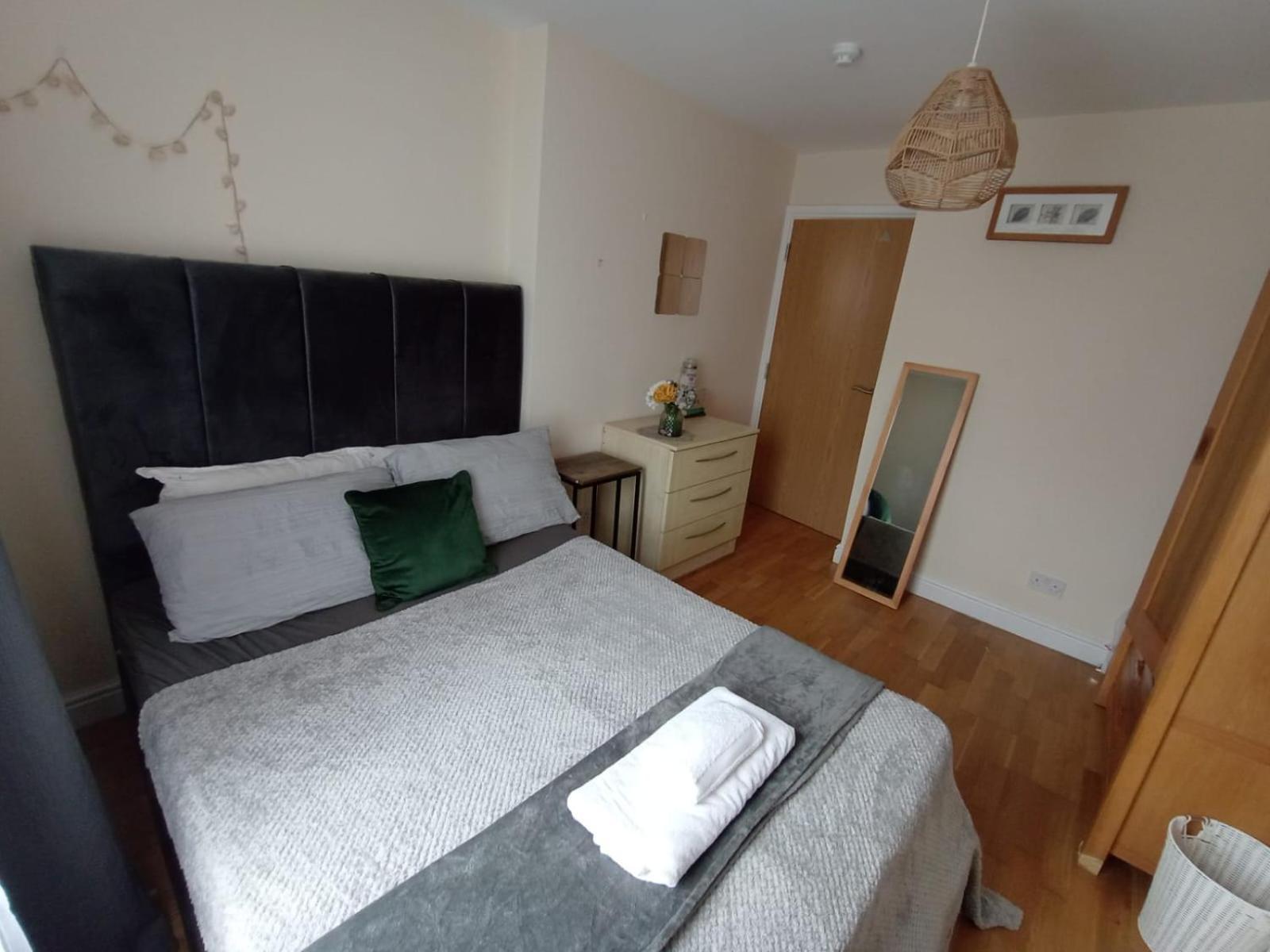 1- Bedroom Flat In London, Sleeps 4, Good Transport Link Lejlighed London
