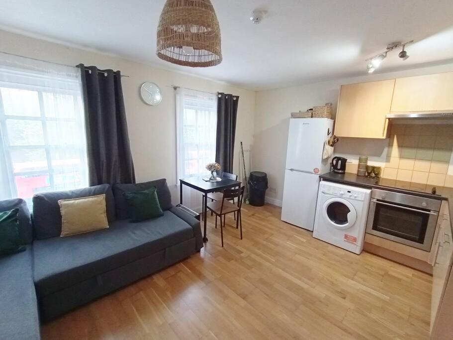 1- Bedroom Flat In London, Sleeps 4, Good Transport Link Londen