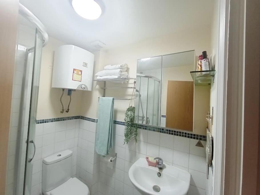1- Bedroom Flat In London, Sleeps 4, Good Transport Link * London