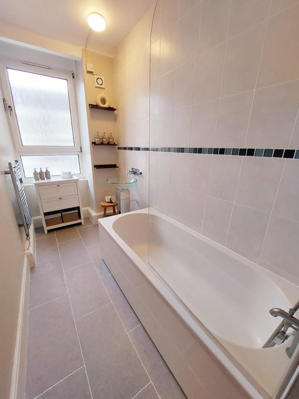 Light, Spacious Flat On Brixton Hill * London