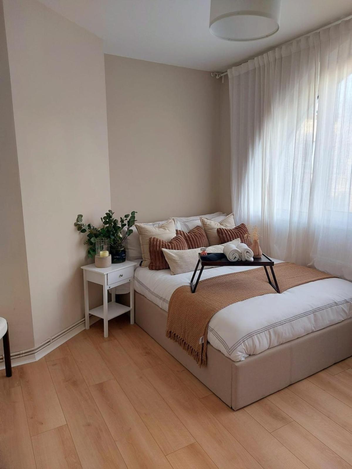 Light, Spacious Flat On Brixton Hill Apartment