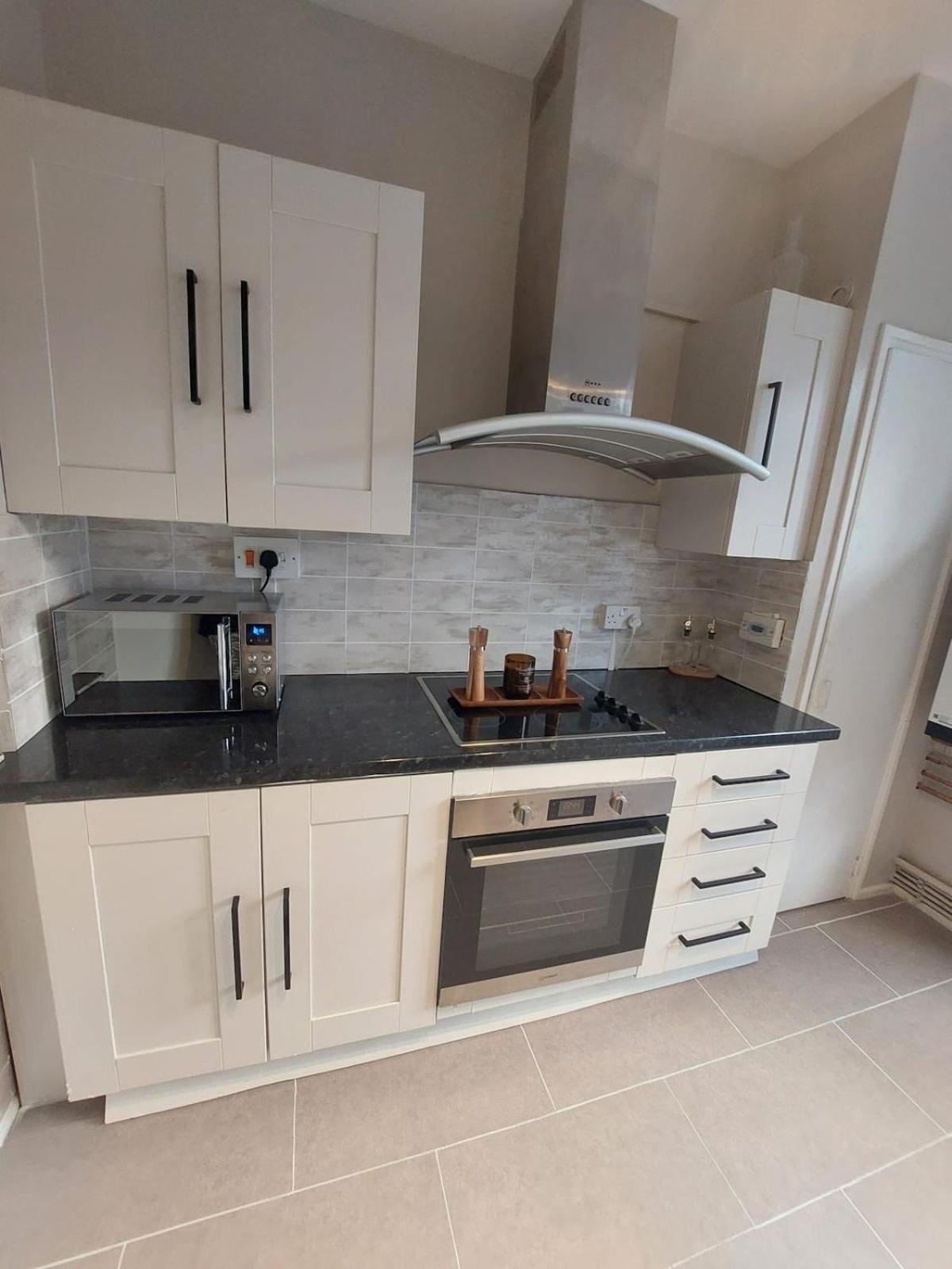 Light, Spacious Flat On Brixton Hill Apartment London