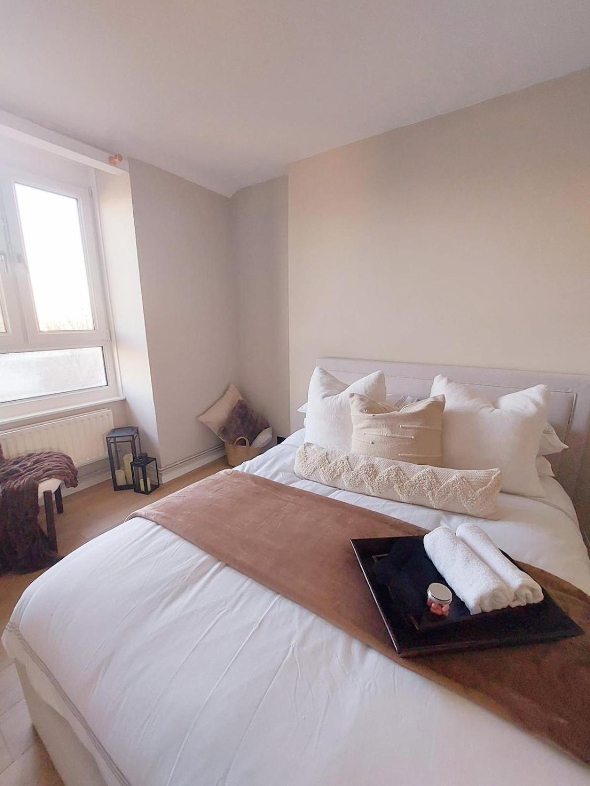 Light, Spacious Flat On Brixton Hill Apartment *