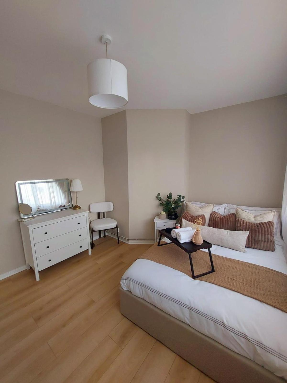 Light, Spacious Flat On Brixton Hill Apartment London