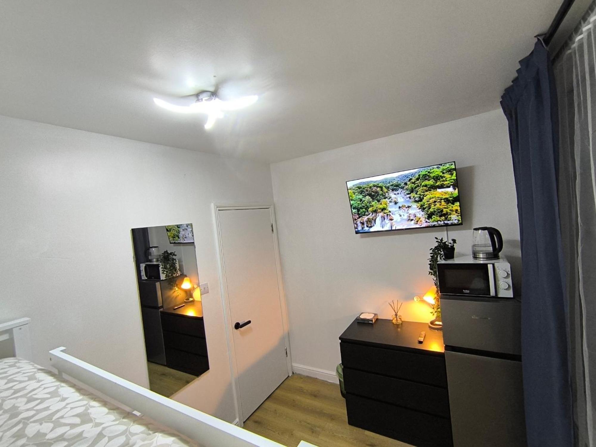 Guest house 3 Persons Room, 1min Walk From South Wimbledon Station *