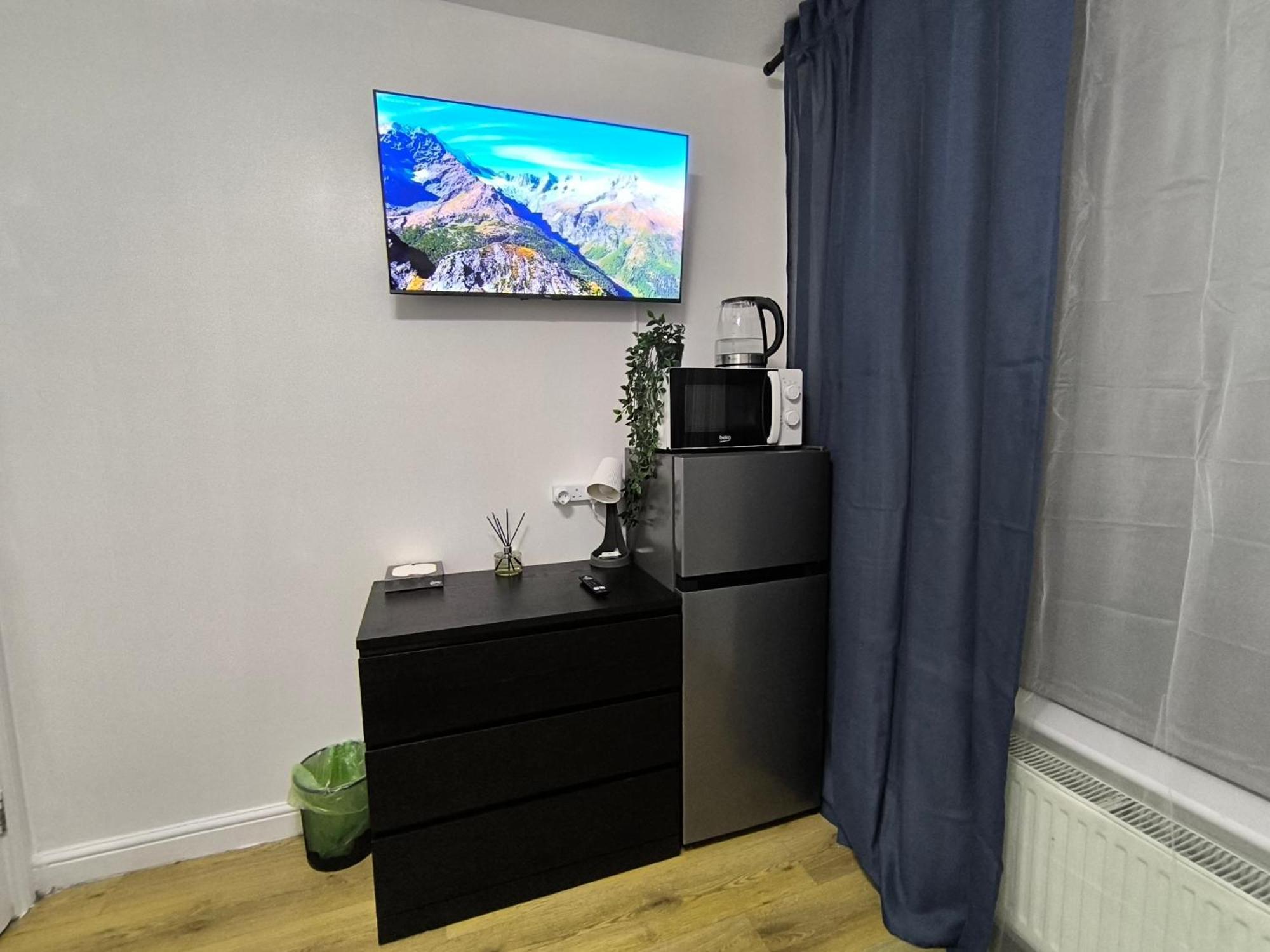 3 Persons Room, 1min Walk From South Wimbledon Station Pensionat London