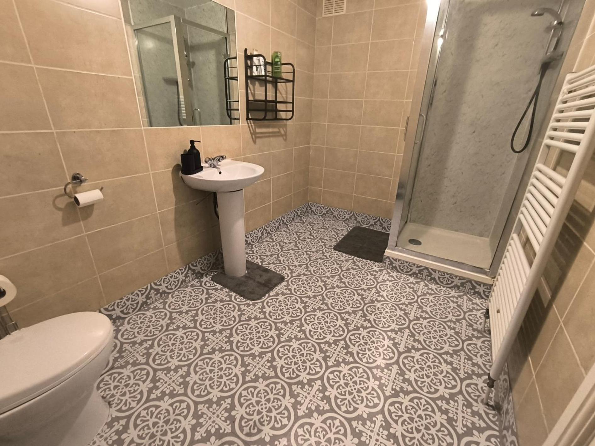 Pensionat 3 Persons Room, 1min Walk From South Wimbledon Station *