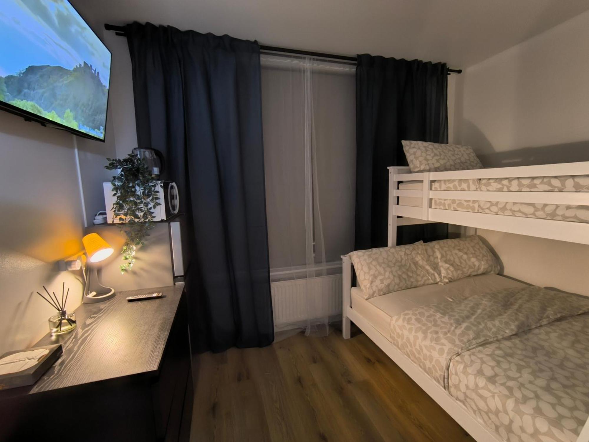 Guest house 3 Persons Room, 1min Walk From South Wimbledon Station London