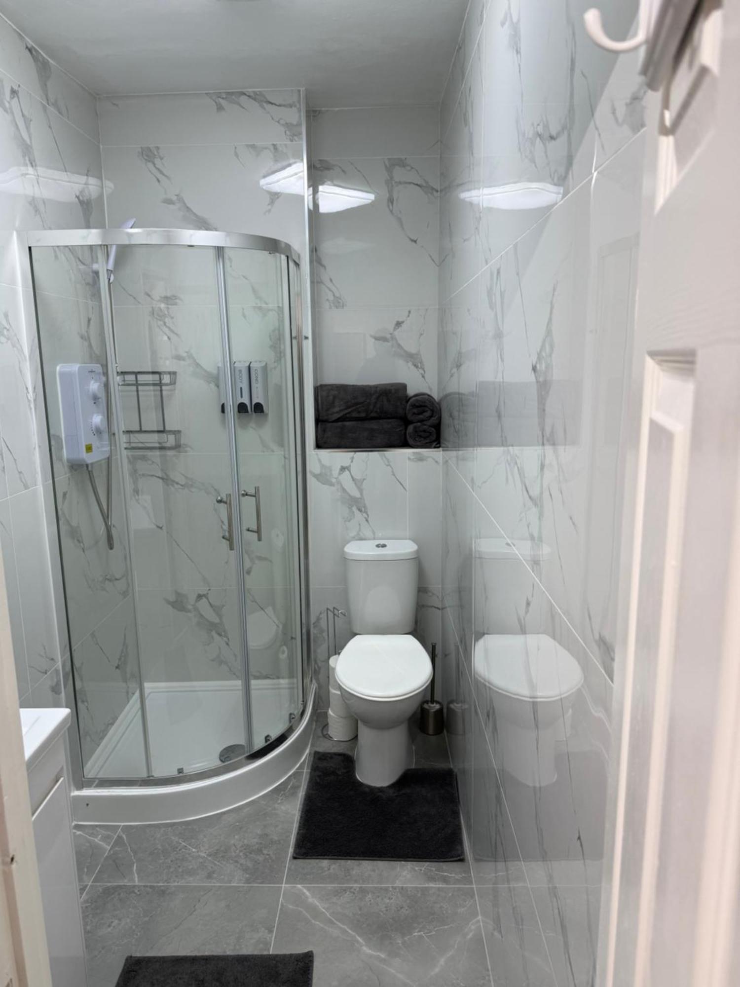 Luxury In Victoria, 7 Minutes Walk To Victoria Station, 8 Rum i privatbostad *