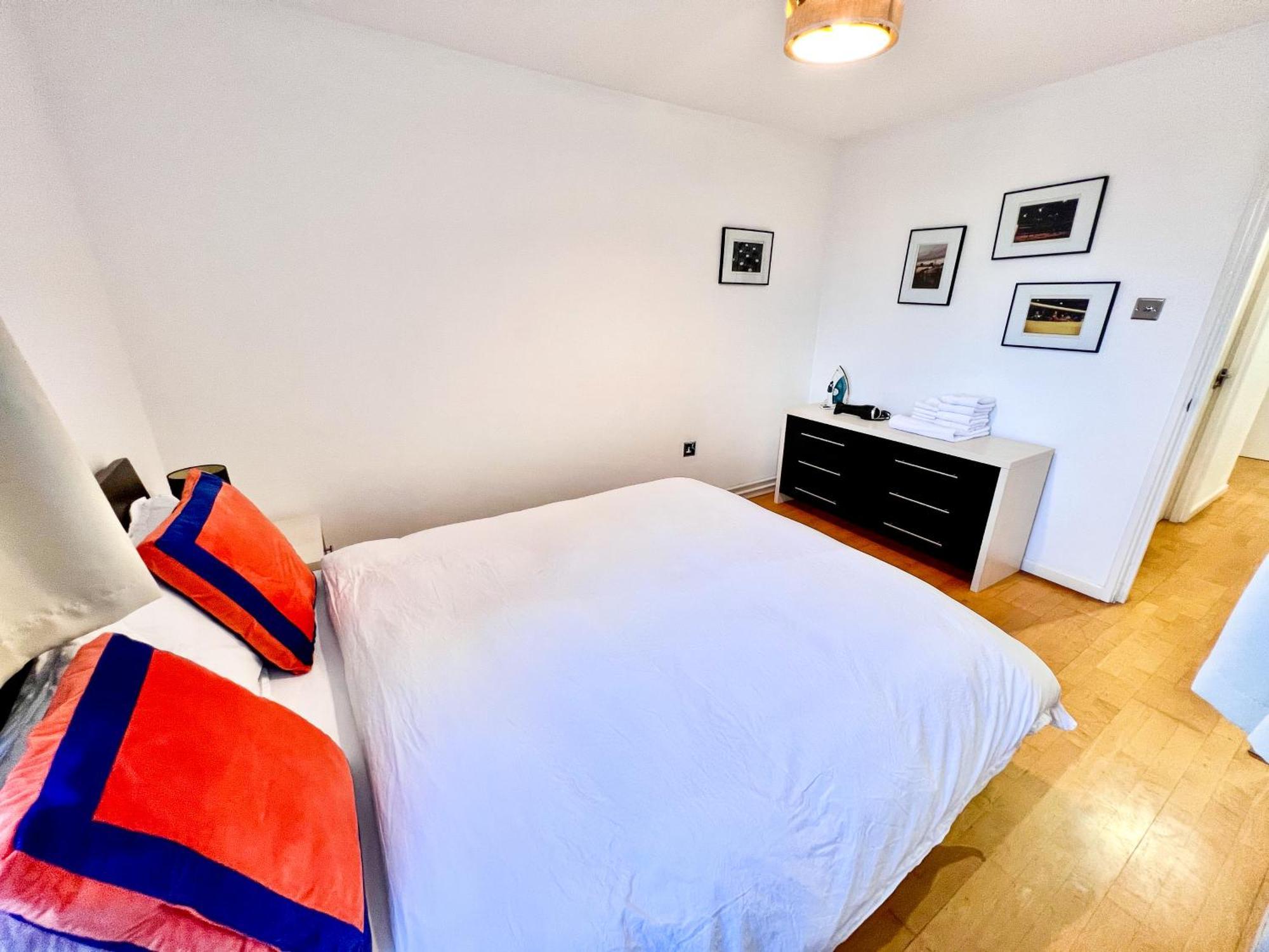 Great River Thames View Entire In The Most Central