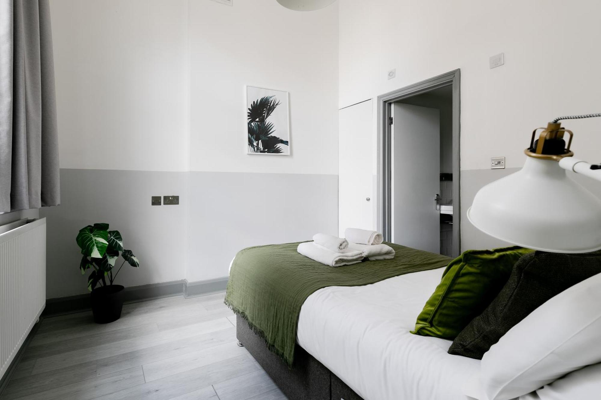 Modern Kensington Apartment *