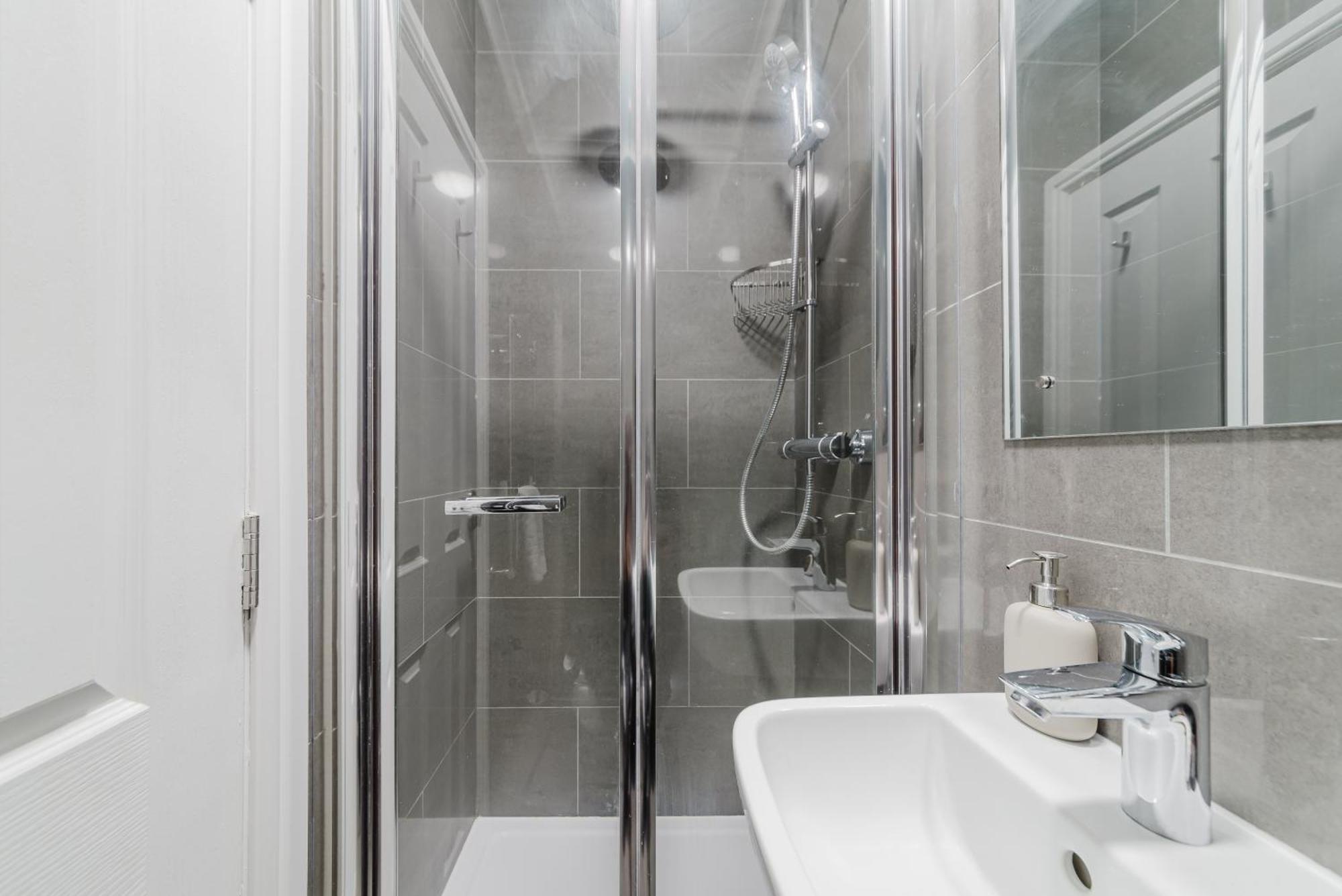 Modern Cosy Corner Flat - 2 Bed Close To 2x Tube Stations