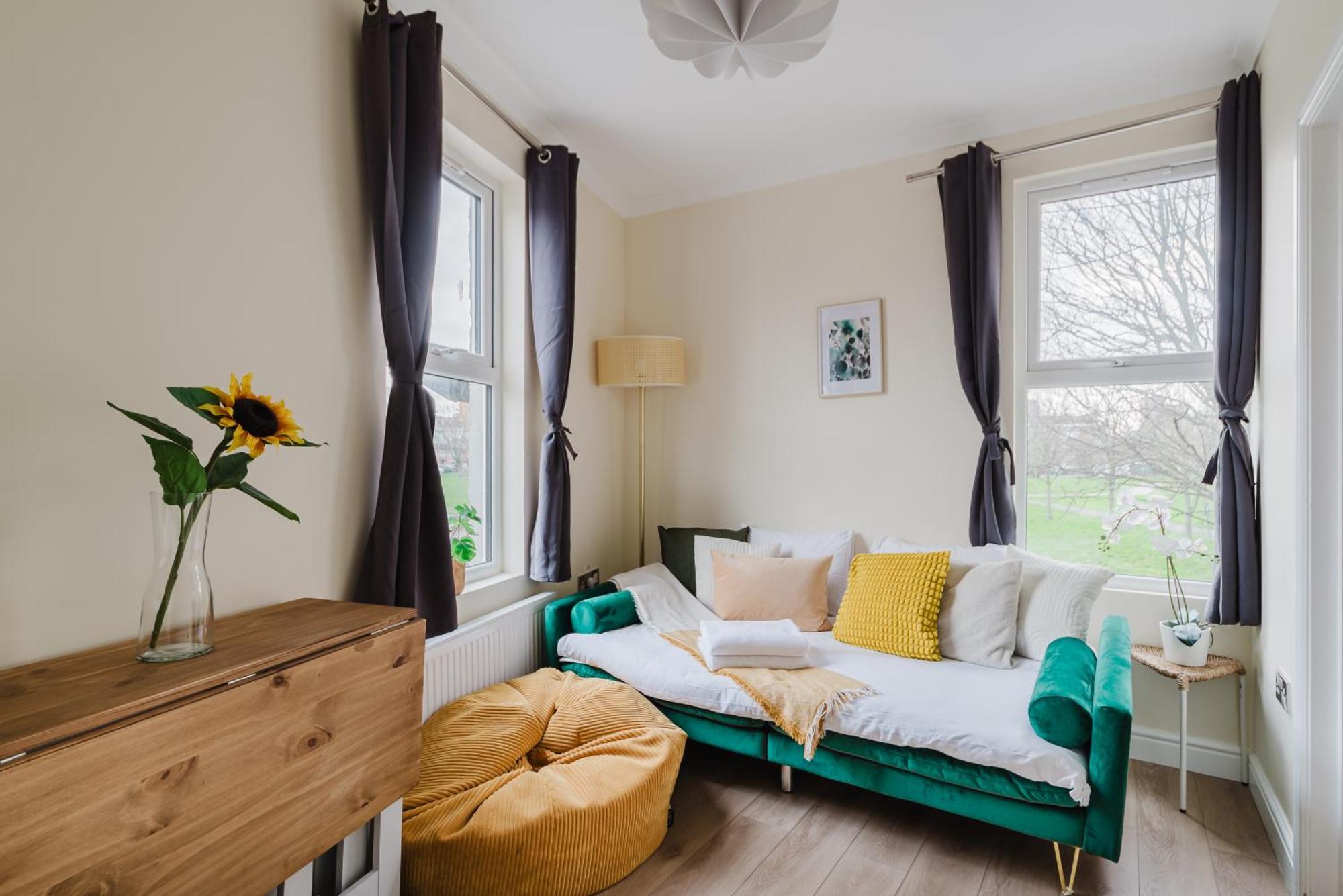 Modern Cosy Corner Flat - 2 Bed Close To 2x Tube Stations London