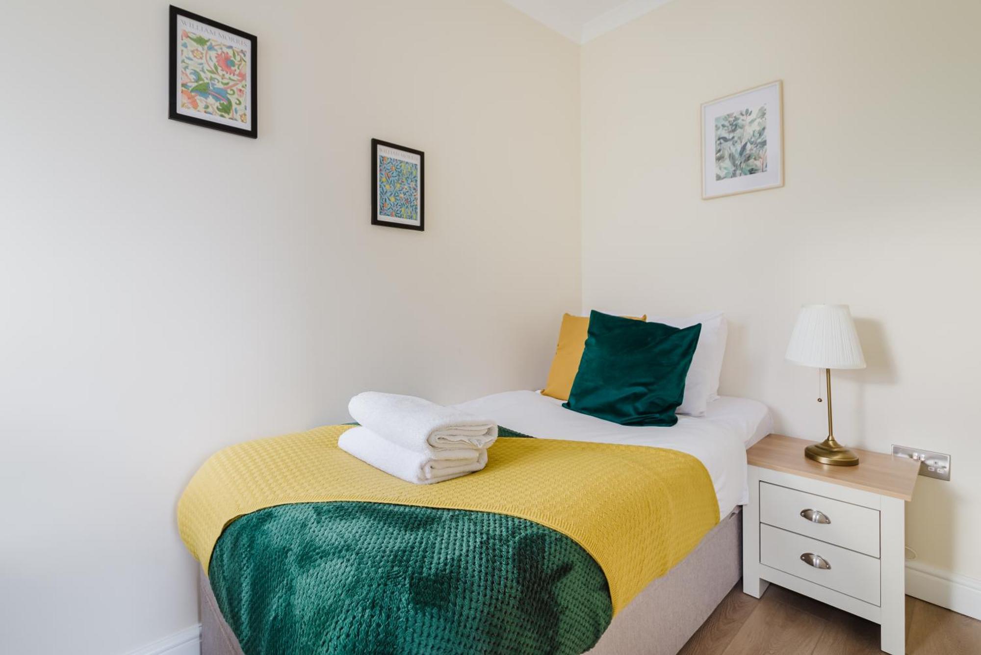 Modern Cosy Corner Flat - 2 Bed Close To 2x Tube Stations