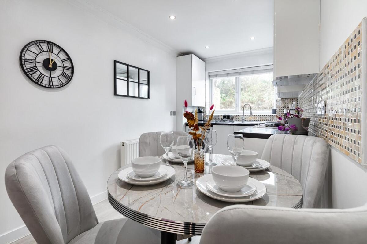 Modern Two Bed With Free Gated Parking Space Leilighet London